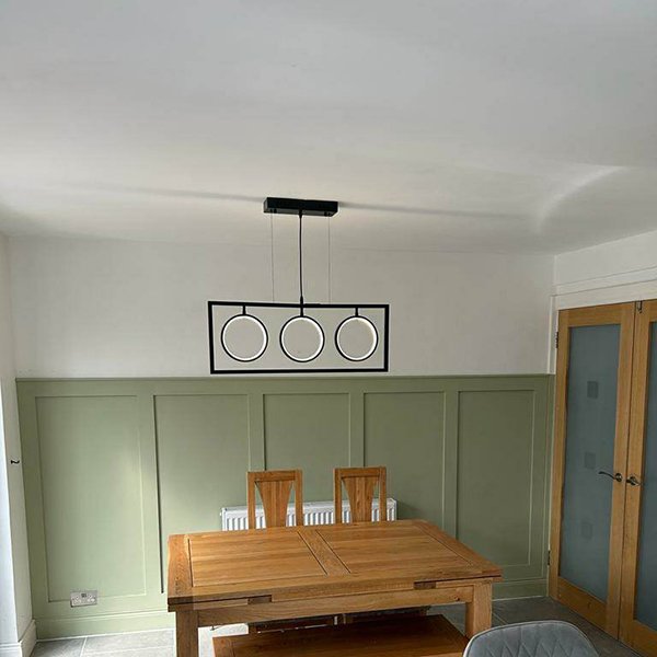 contemporary-led-ringed-pendant-light-above-kitchen-table