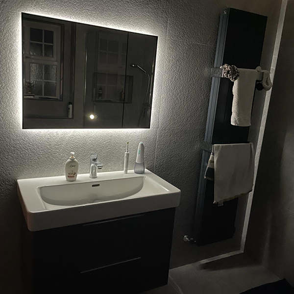 horizontal 800x600mm bluetooth bathroom mirror with a black frame fixed above a bathroom sink